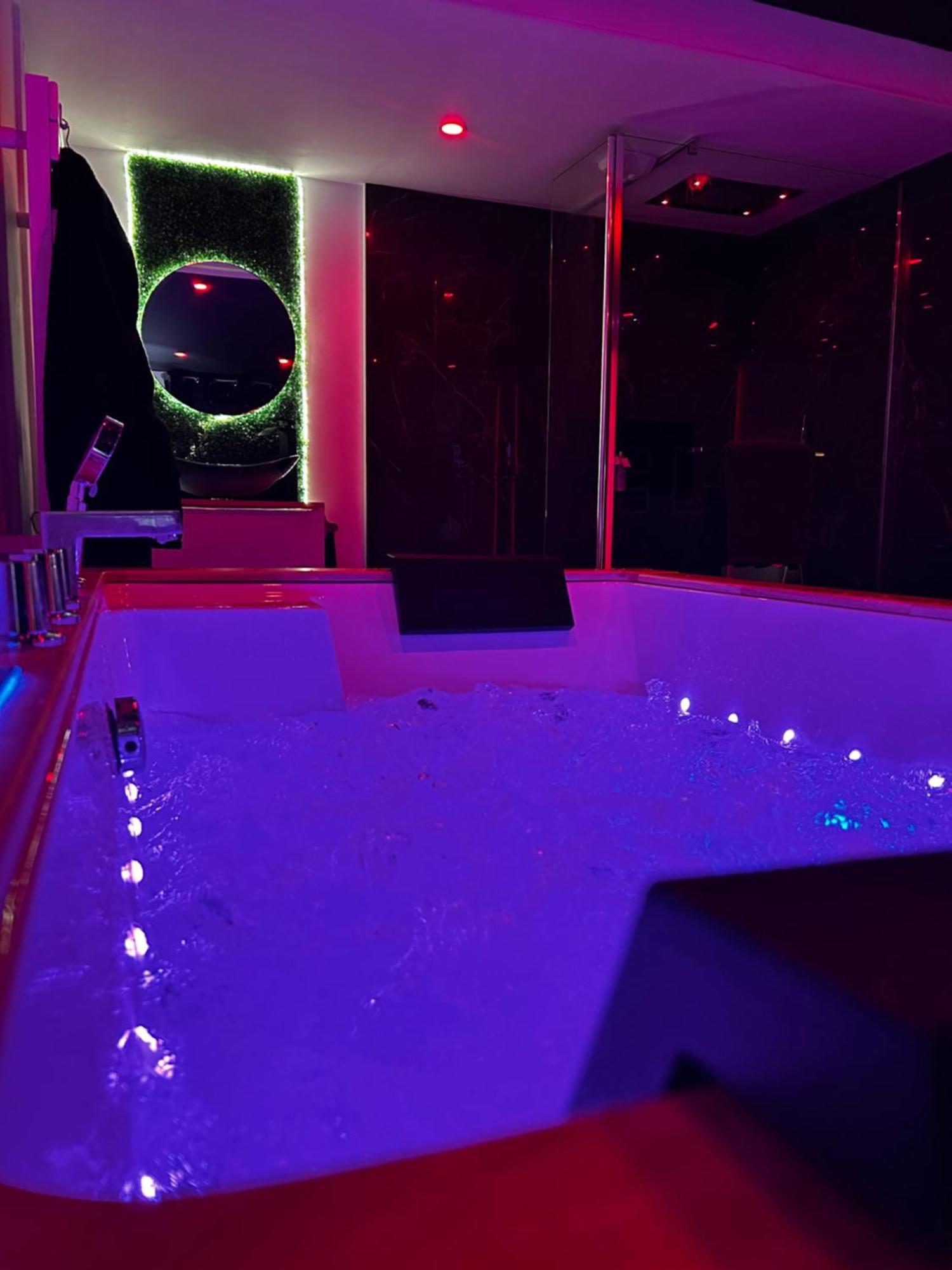 Love Room Haut De Gamme - L'Extase Avec Jacuzzi Violaines Exterior photo